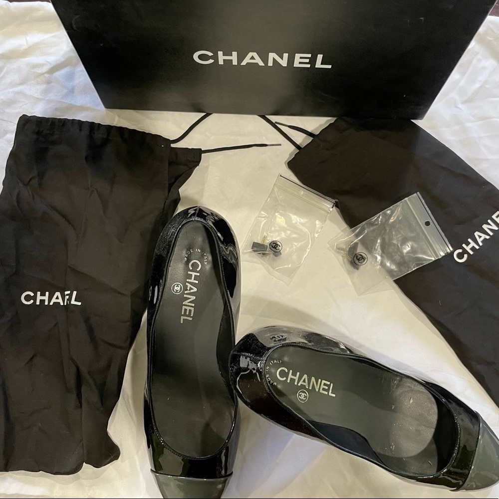 Chanel black and gray pumps size 41.
